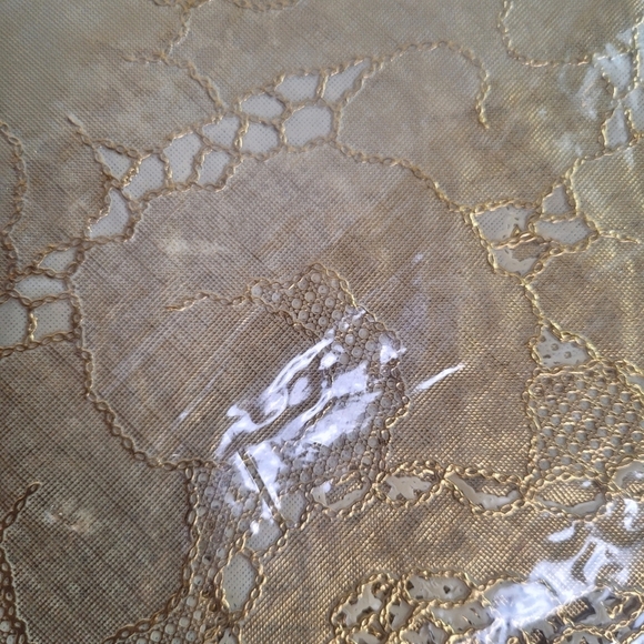 NIP Gold Mylar Vinyl Tablecloth Oblong 60" by 104" Lace Pattern - Picture 6 of 6